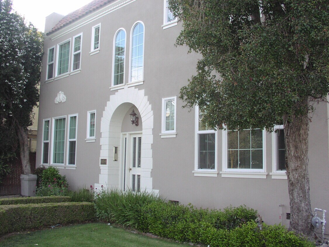 Front - 121 Tilton Ave