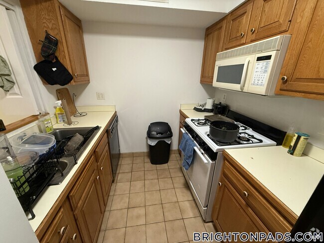 Building Photo - 147 Kelton St