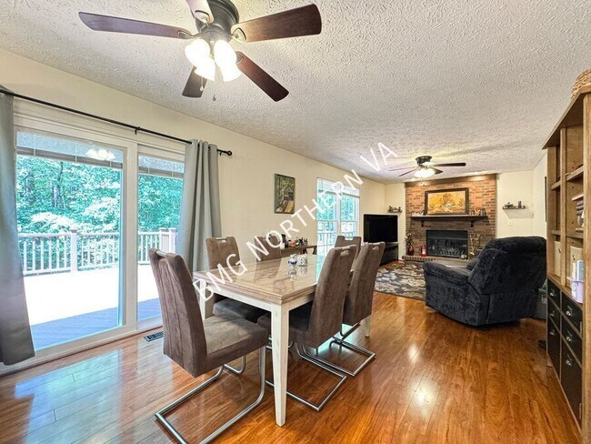 Building Photo - 3821 Jocelyn Dr