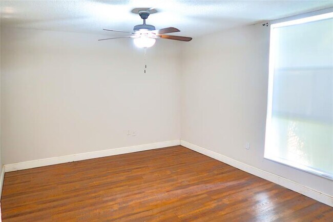 Foto del edificio - 8351 Sands Point Blvd
