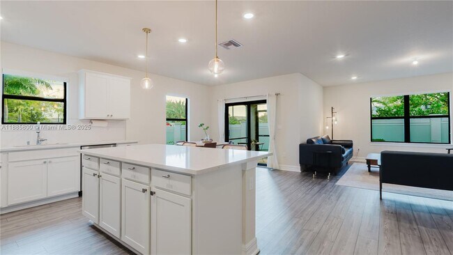 Foto del edificio - 3001 Hibiscus Ave