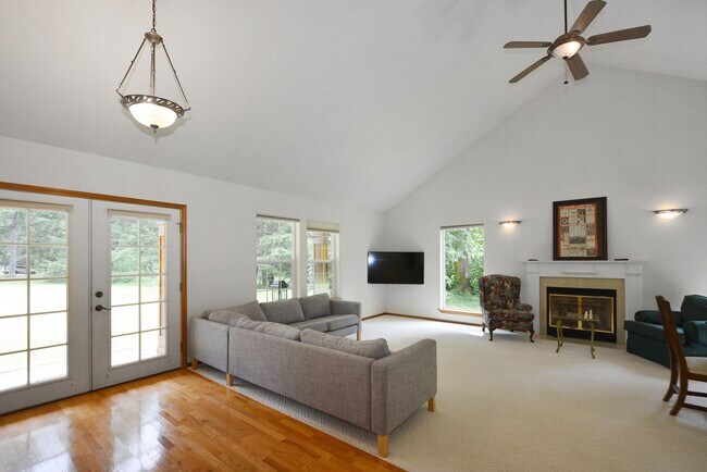 Foto del edificio - Spacious Custom home on 7.7 Acres