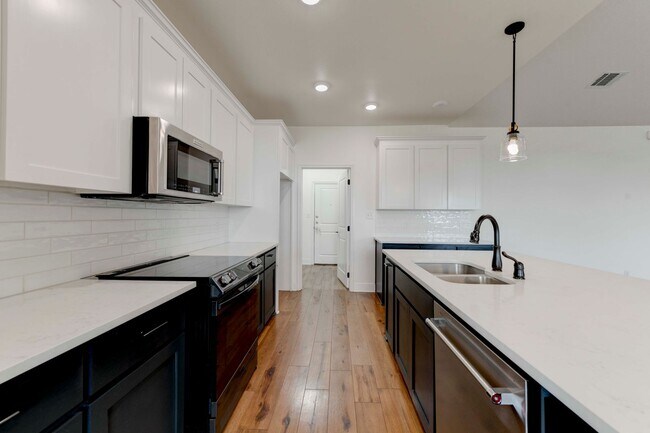 Foto del edificio - AVAILABLE NOW!