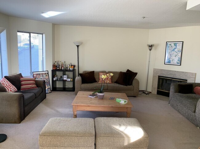 Living area - 2375 Mariposa St