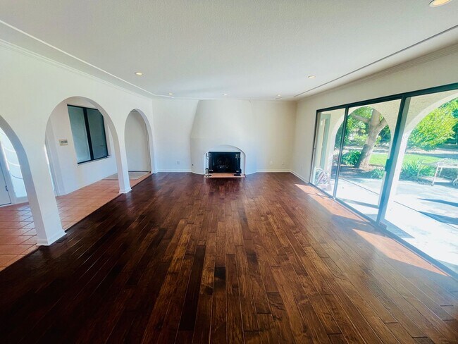 Foto del edificio - Extraordinary home with expansive yard on a flag lot in Mountain View.  Great Location and Schools.