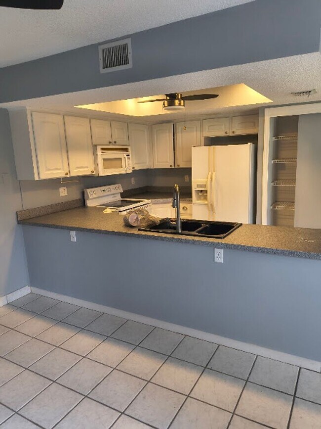 Foto del edificio - Half off third month's rent!! Spacious Townhome in Pelican Bay!