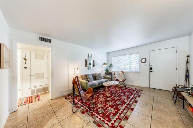Building Photo - 2303 East Side Dr