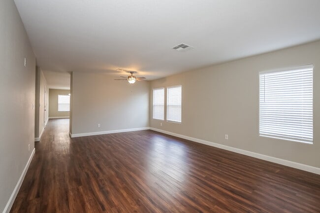 Foto del edificio - 5016 Charlo Dr