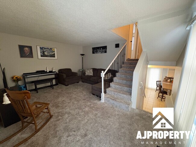 Building Photo - 4620 S Louise Ave