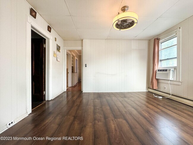 Building Photo - 25 Kossuth St