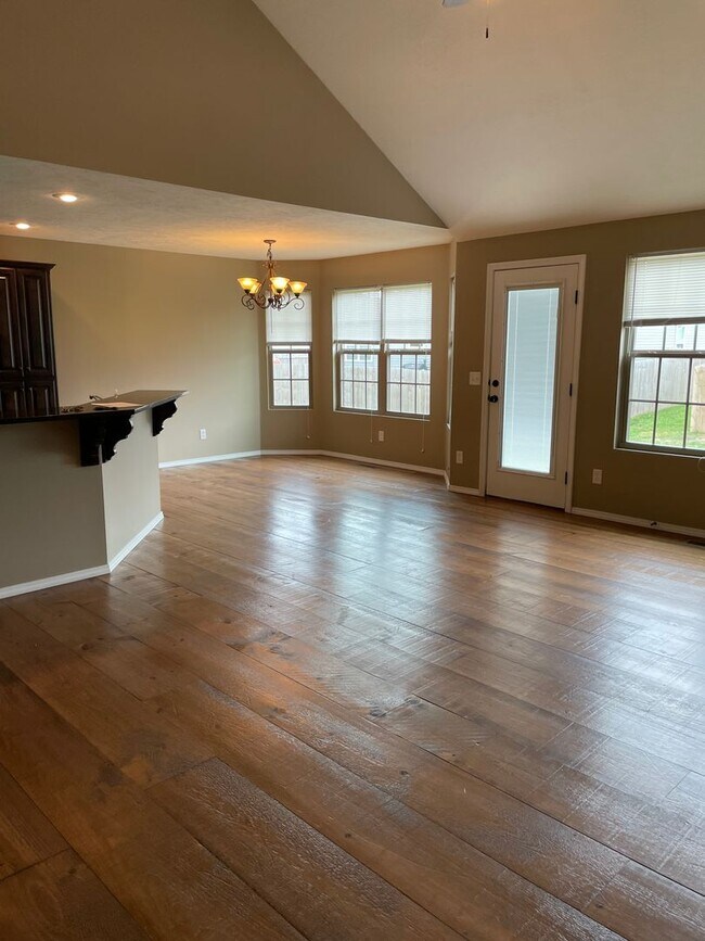 Foto del edificio - Beautiful all brick, 3-bedroom Republic Home