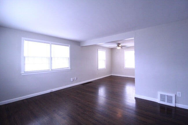 Building Photo - January FREE On This 2 Bedroom 1 Bath Duplex