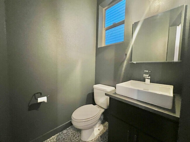 Foto del edificio - Richmond Neighborhood Condo w/100 bike score on walkscore.com