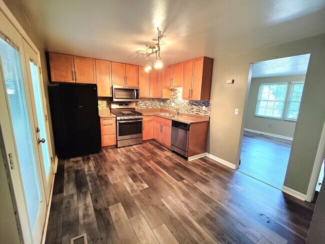 Building Photo - *Beautifully Updated 2BD/1BA Townhouse Ava...