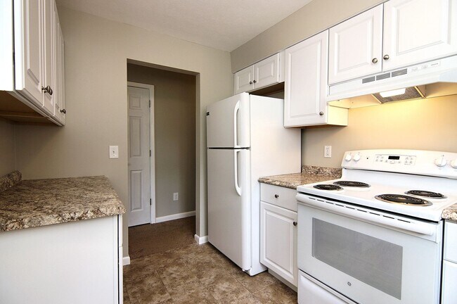 Building Photo - 2 Bedroom, 1 Bathroom Apartment with Garage Access at Parkridge Ct. - 960 Sq Ft