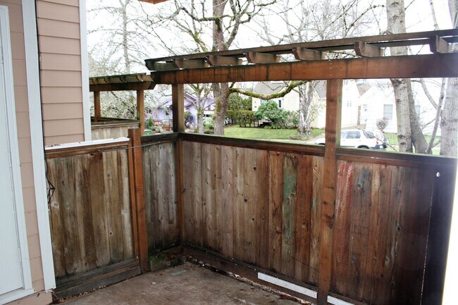 Building Photo - 1BD/1BA Apartment in Awesome Small Complex...