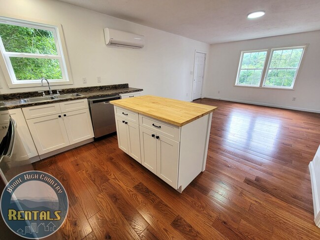 Building Photo - 427 Sugarloaf Rd