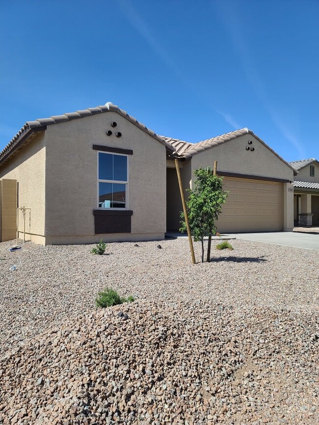 Building Photo - "Charming 4-Bedroom Oasis with 2 Full Bath...