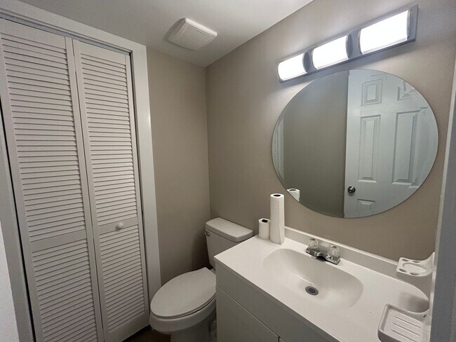 Foto del edificio - 115C Meadowbrook Ct: 2BD, 1.5BA Duplex loc...