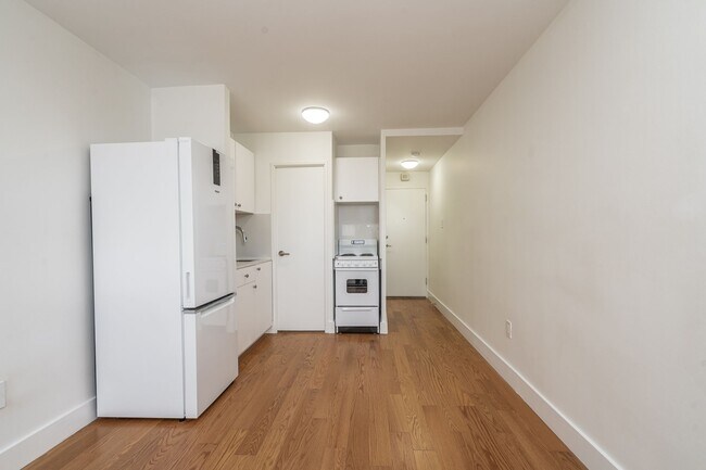 Building Photo - 730 St Clarens Ave