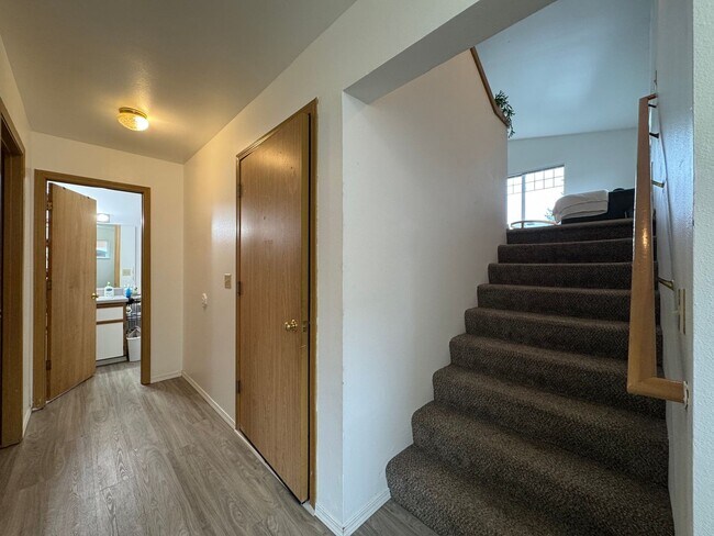 Building Photo - 4 Bedroom 2 Bathroom Duplex - Near WWU