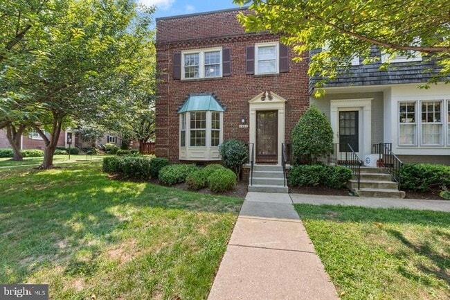 Building Photo - 4882 Chevy Chase Dr