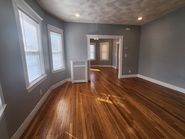 Foto del edificio - 40 Woodrow Ave