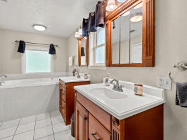Foto del edificio - 1018 Meadow Brook Street