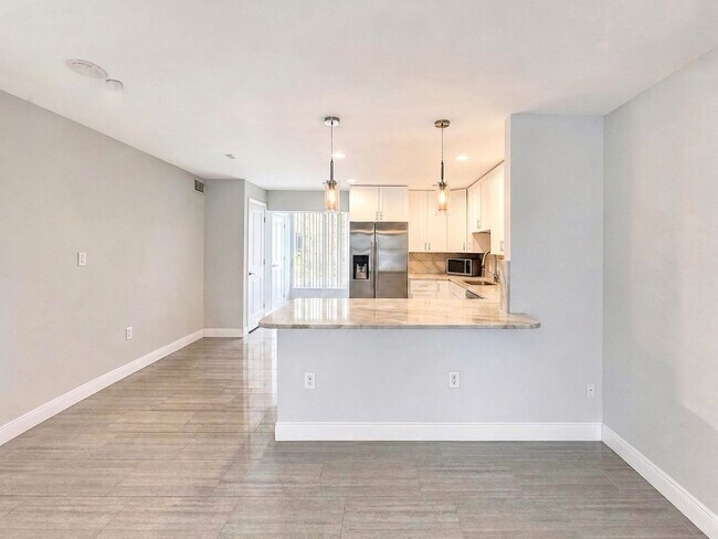 Building Photo - 681 Palm View Dr