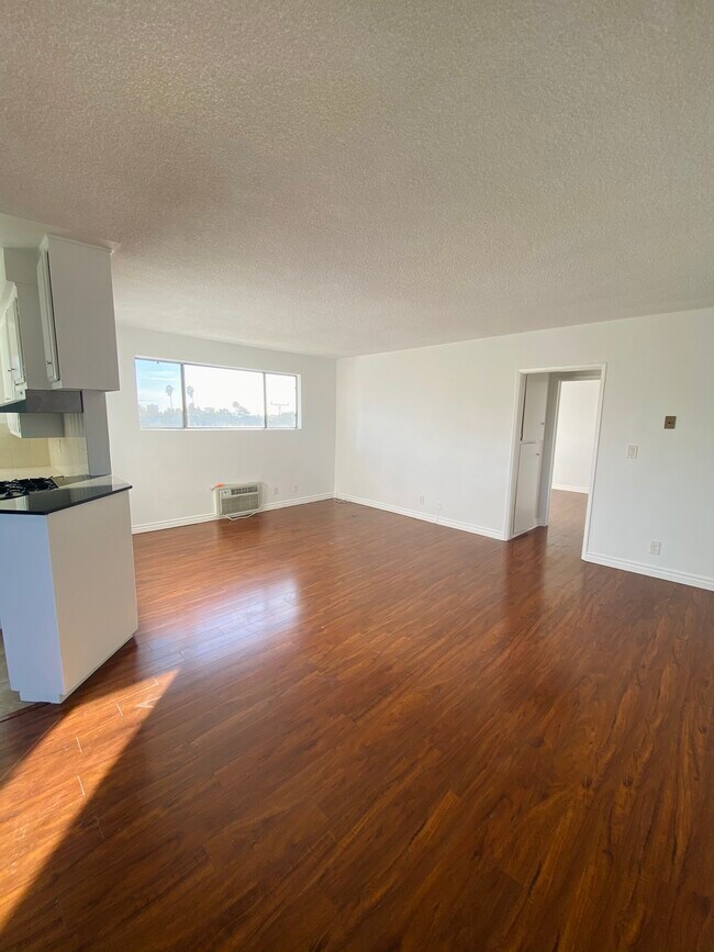 Foto del edificio - 1005 N Stanley Ave