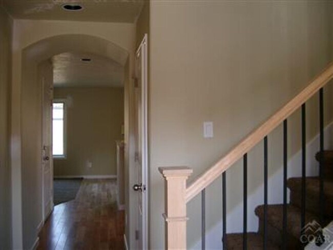 Building Photo - 2 story townhome close to trails!