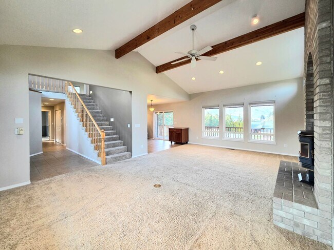 Foto del edificio - Grandiose Home on 1 Acre -- in East Wenatchee for Rent!! **5 Bed, 3 Bath**