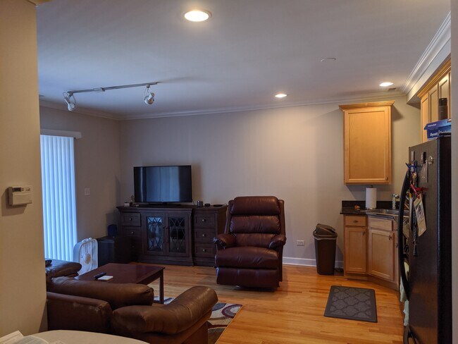 Living room - 2124 N Hudson Ave