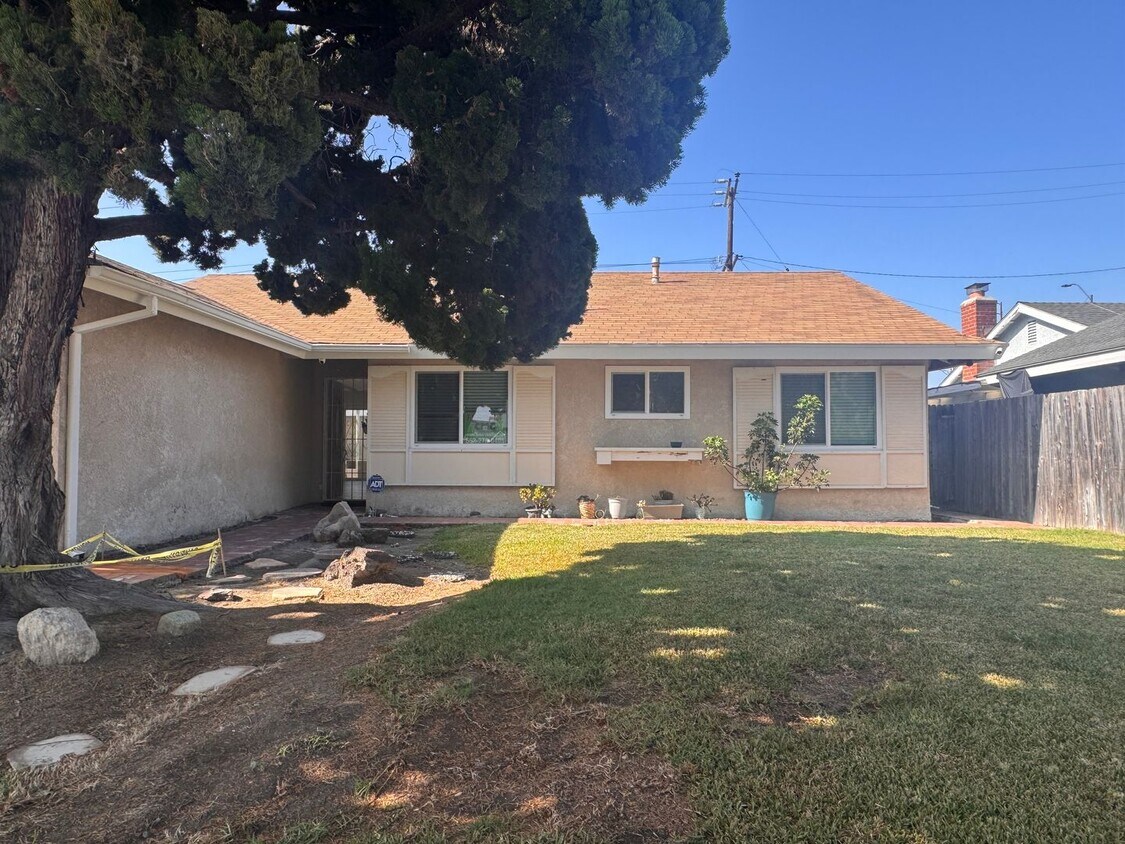 Charming RE-MODELED 3 bed / 2 bath home - Charming RE-MODELED 3 bed / 2 bath home