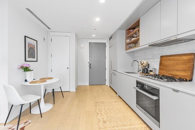 Building Photo - 550 Vanderbilt Ave