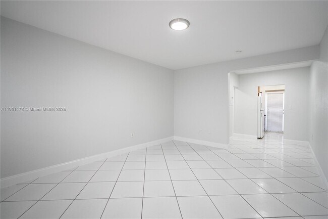 Foto del edificio - 7640 Carlyle Ave