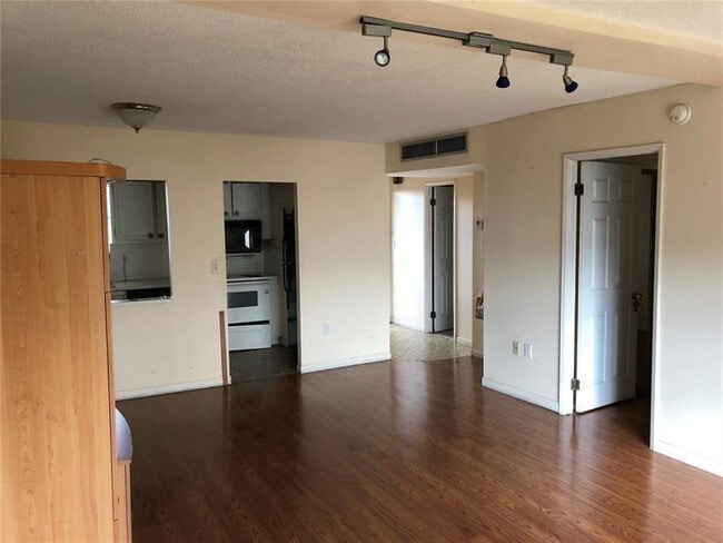 Foto del edificio - 1700 NE 191st St