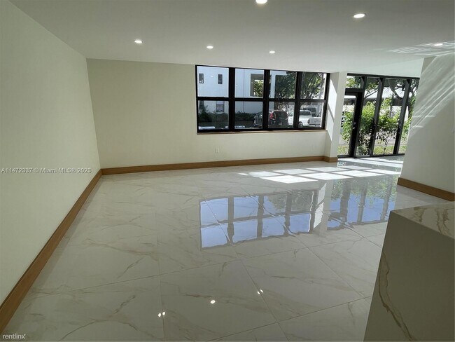 Building Photo - 3 br, 2 bath House - 20301 NE 30th Ave # 1...