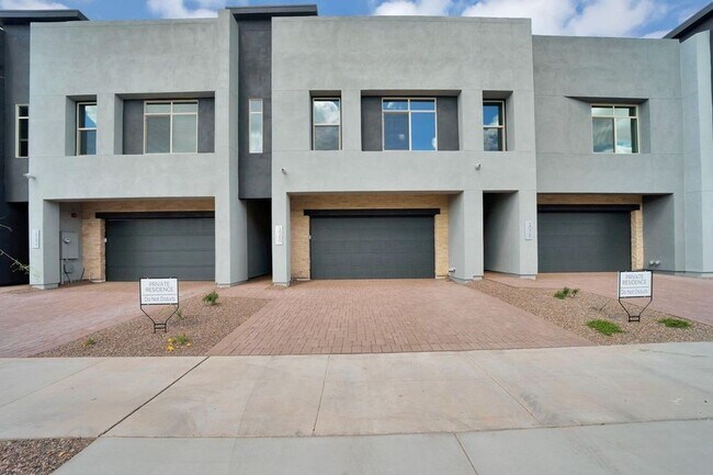 Foto del edificio - LUXURY TOWNHOME IN PHOENIX WITH ROOFTOP DE...