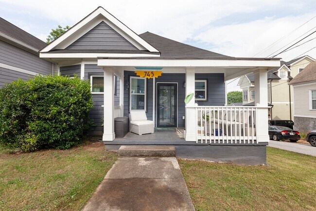 Building Photo - Stylishly Updated 3/2 w/ Large Deck in Grant Park!