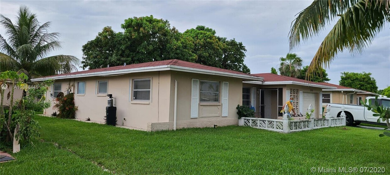 5717 NW 70th Ave, Tamarac, FL 33321 House for Rent in Tamarac, FL