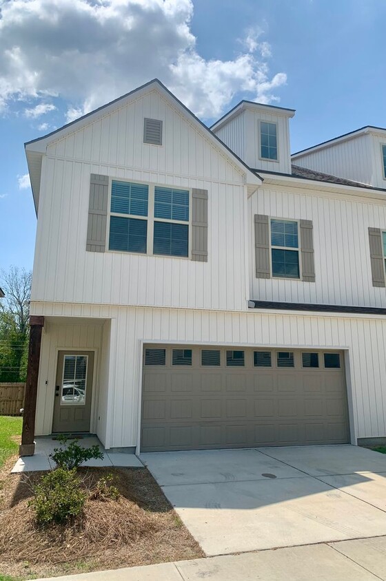 Foto principal - 3BD/2.5BA Townhome in Cottages at Universi...