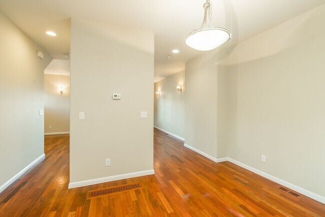 Foto del edificio - Springwater Corridor Luxury Townhome: Popu...