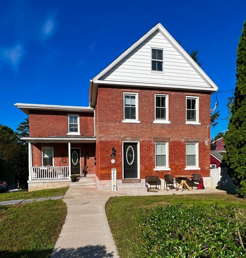 143 Eastern Dr Unit 1432 Eastern Drive, Middletown, CT 06457 Room