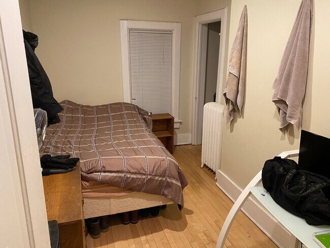 Foto del edificio - 3233-35 N Bartlett Ave