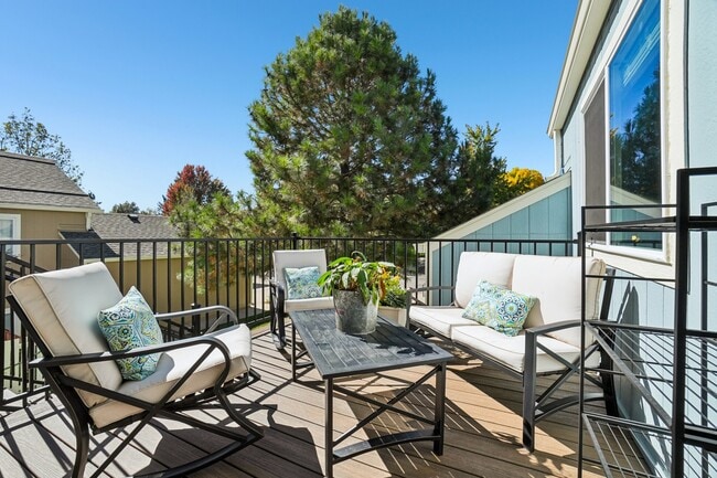 Spacious new front deck - 941 Reynolds Farm Ln