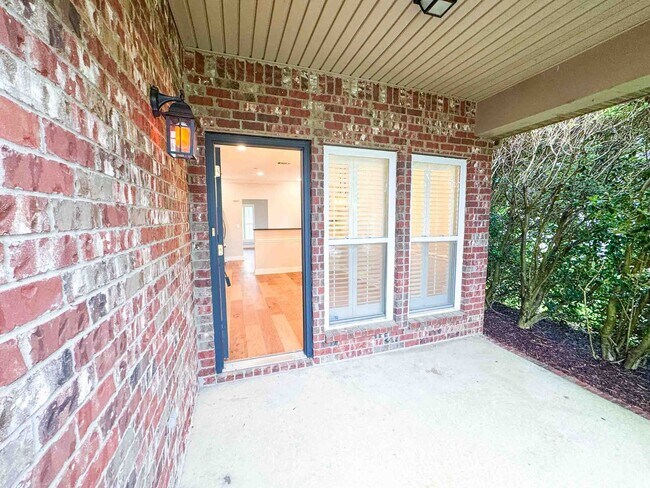 Building Photo - Renovated 3 Bed, 2.5 Bath Home w/ 2 Car Ga...