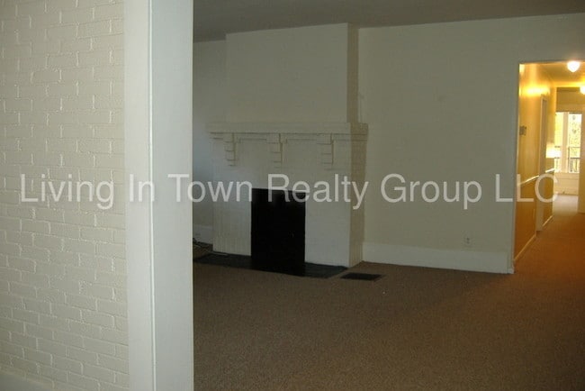 Building Photo - 547 Elmwood Dr NE