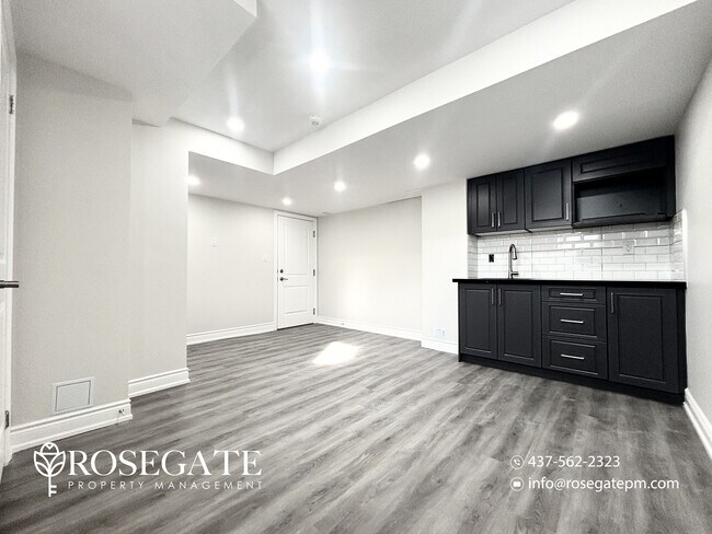Photo du bâtiment - Pet-Friendly 1-Bedroom Basement Apartment with Parking – Milton
