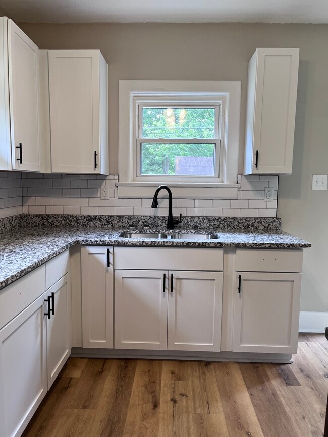 Kitchen - 2415 Lindbergh Dr